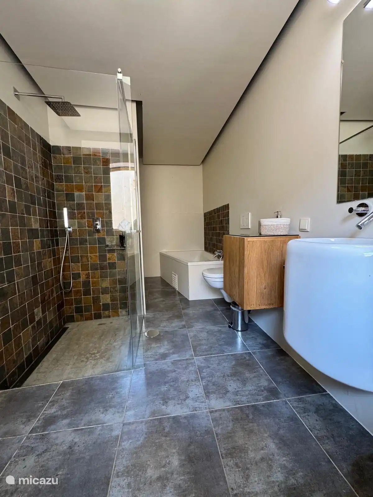 bathroom of bedroom 2