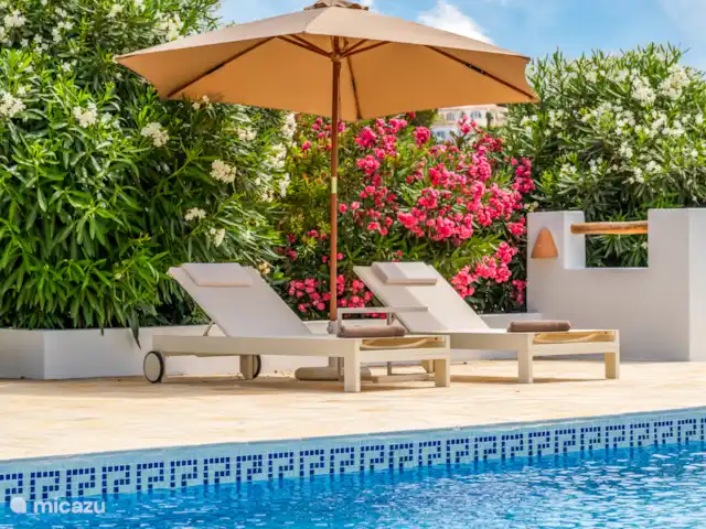 Casa Monte Zen en España, Costa Blanca, Jávea - villa Hamacas junto a la piscina