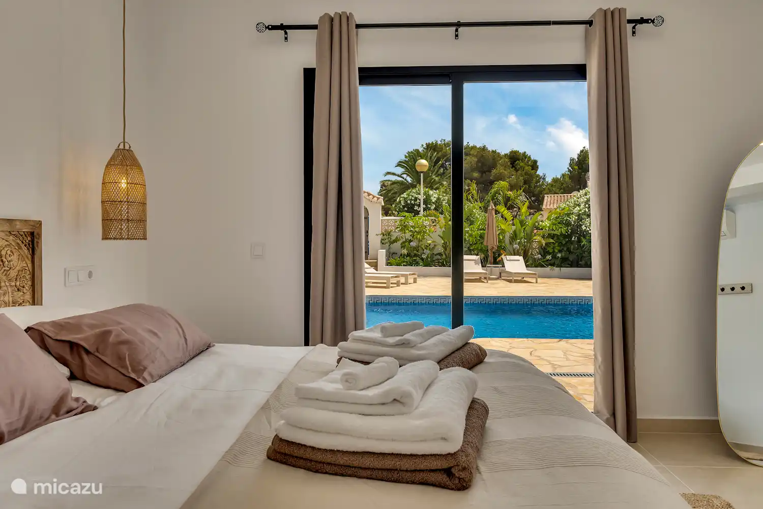 Master bedroom with direct access to the swimming pool