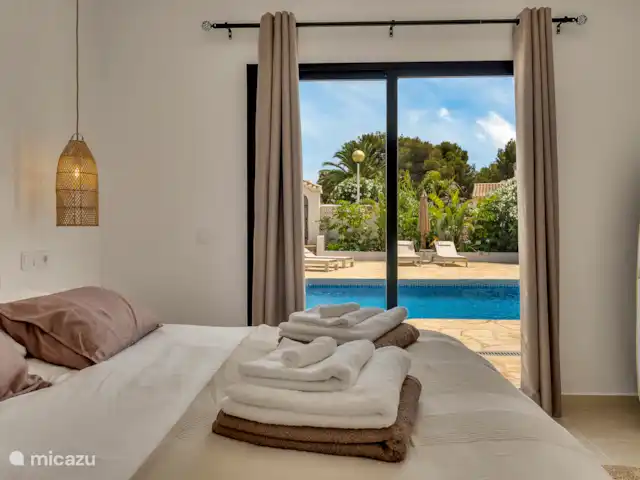 Casa Monte Zen en España, Costa Blanca, Jávea - villa Dormitorio principal con acceso directo a la piscina