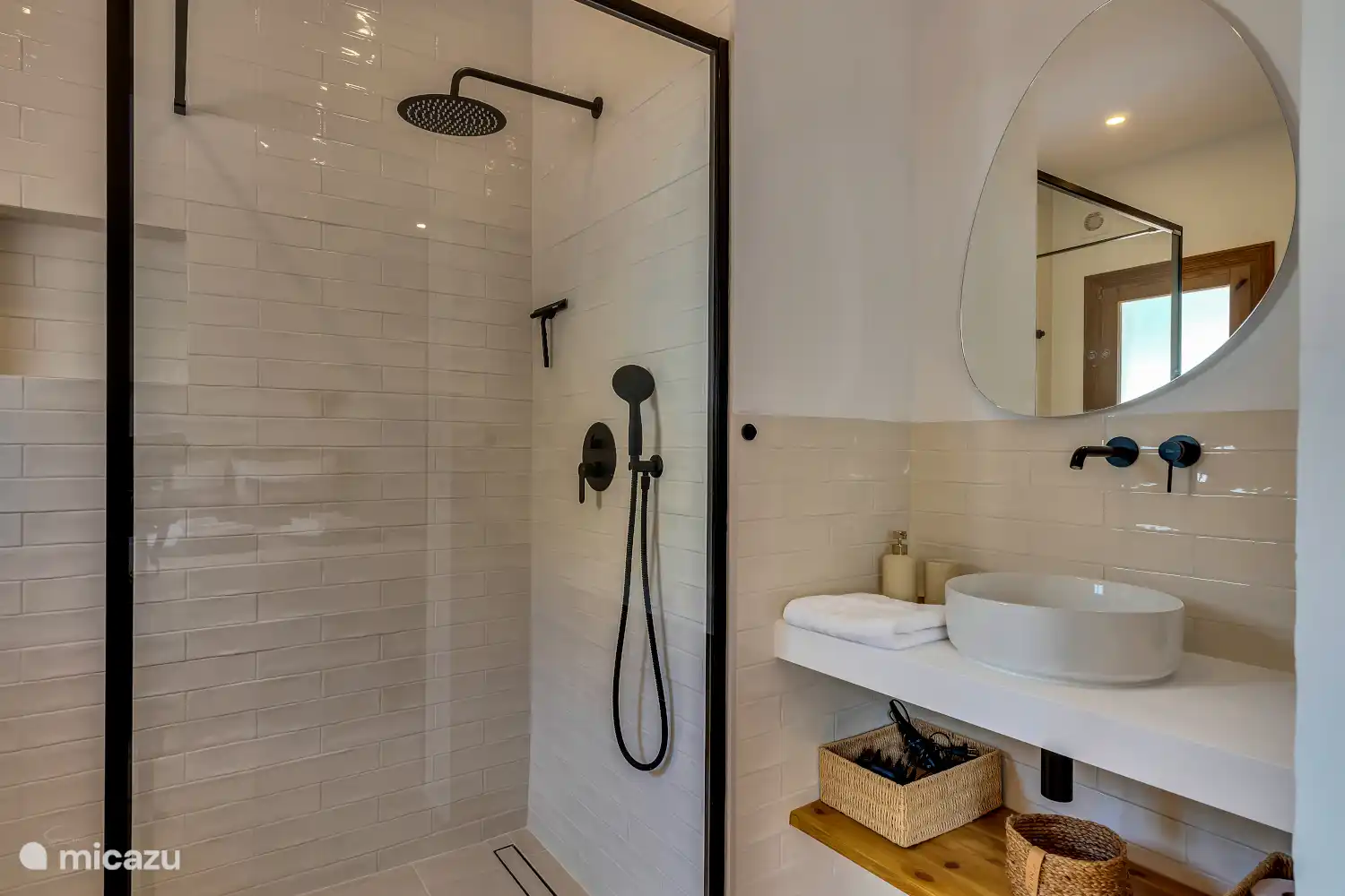 Ensuite bathroom bedroom rear casa