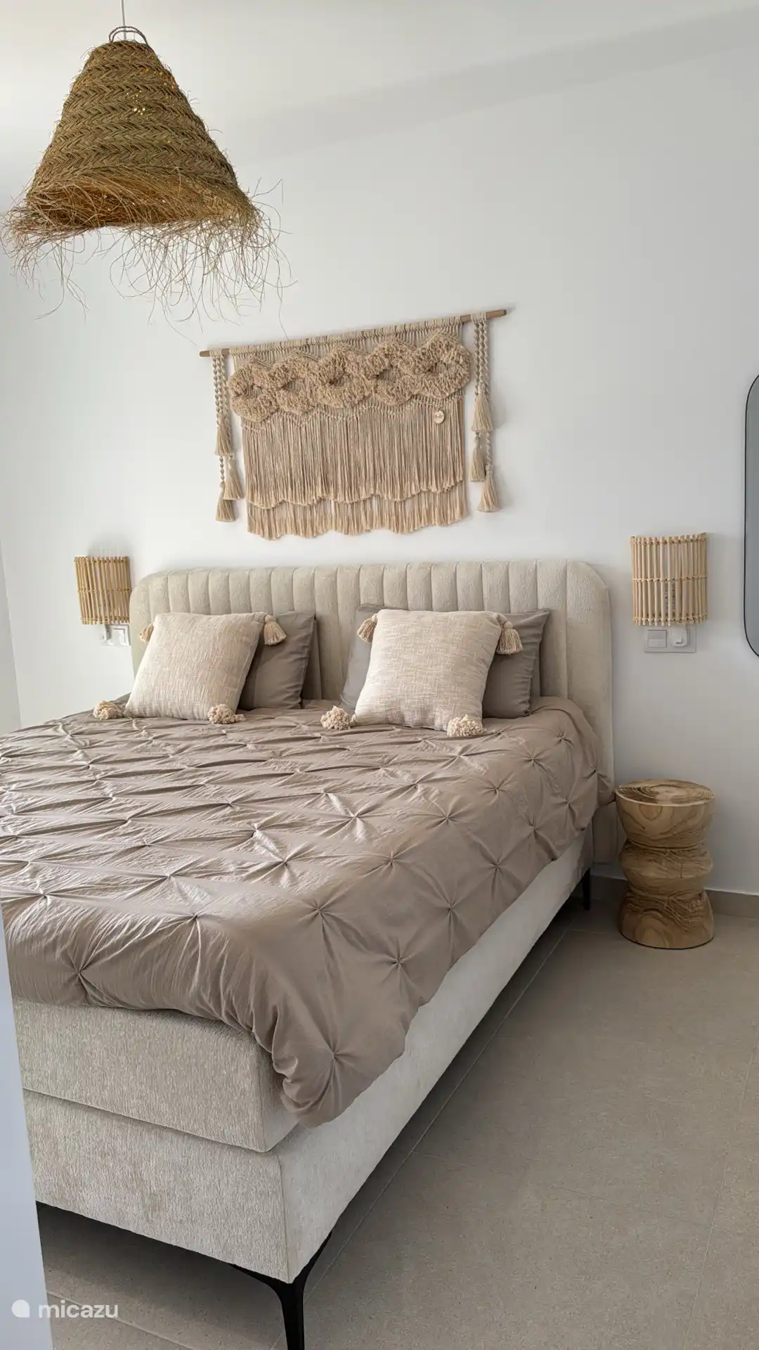 El dormitorio principal con acceso a la terraza, con vistas a las piscinas.  Persiana eléctrica también disponible. 