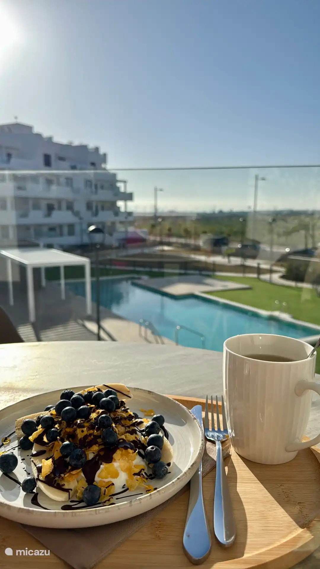 ... o al aire libre con vistas a las piscinas