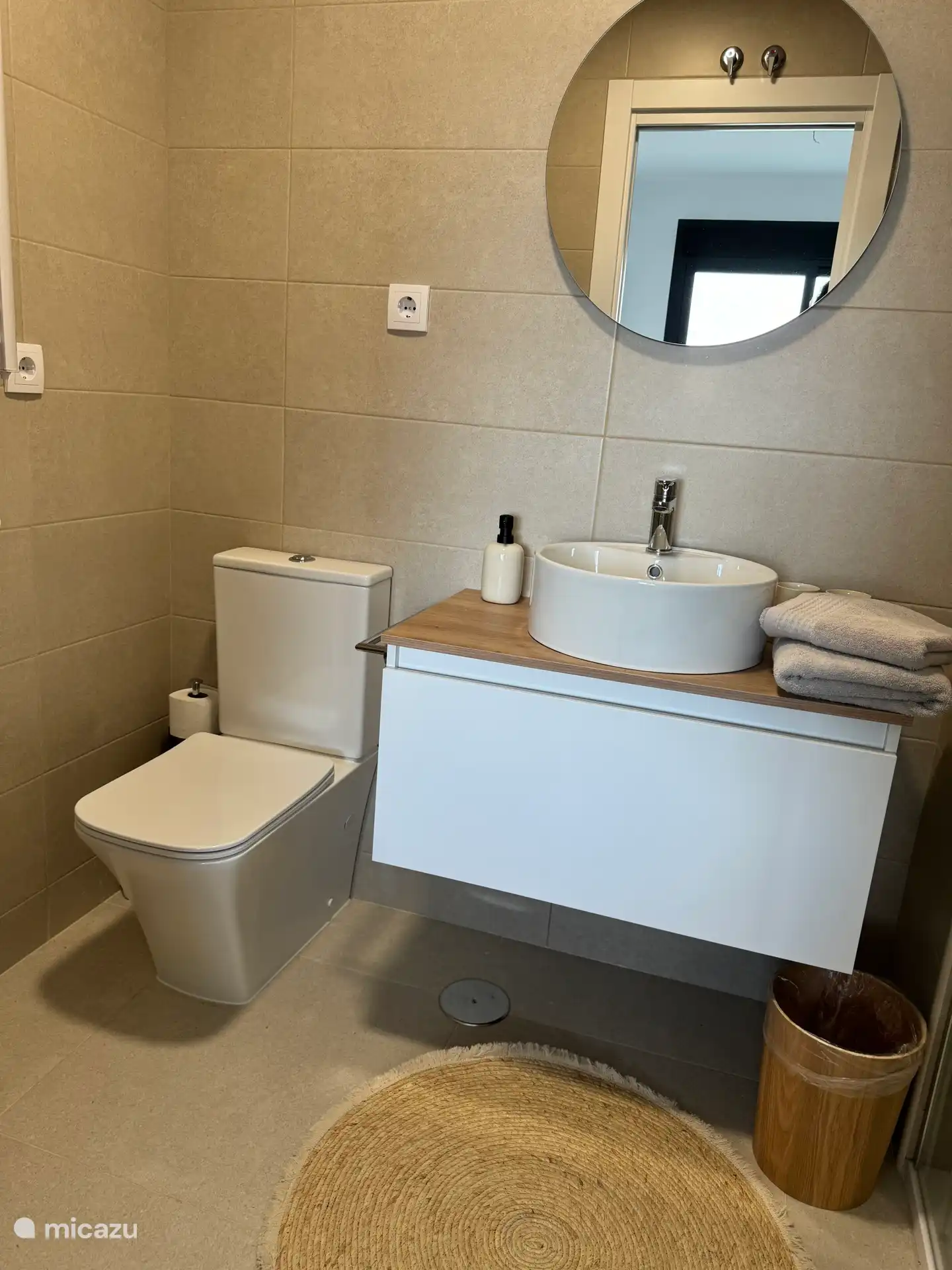 Baño privado en el dormitorio principal con ducha a ras de suelo (ducha de lluvia), inodoro y lavabo.  Ambos baños también cuentan con secador de toallas y secador de pelo. 