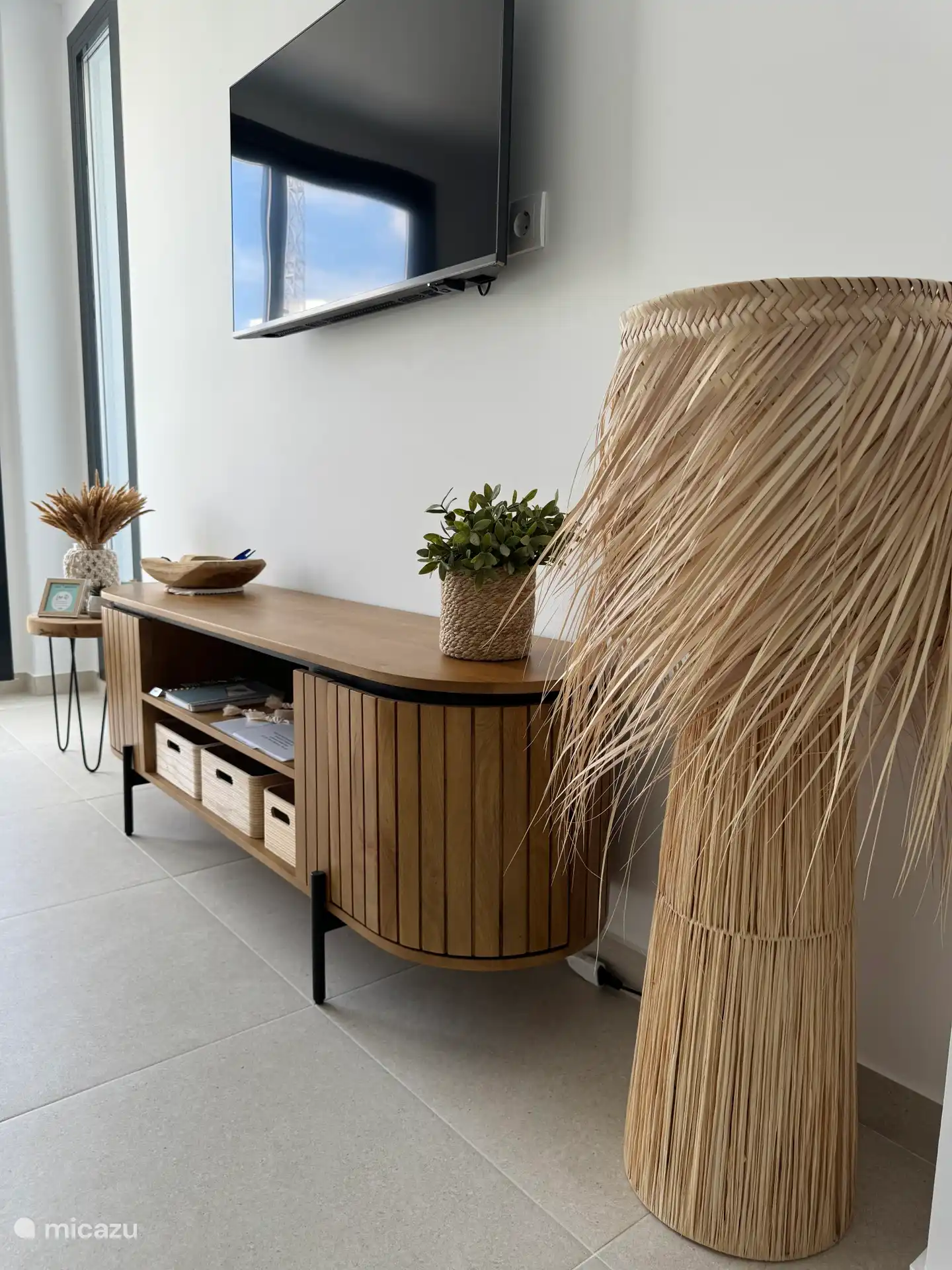 Salón comedor con mobiliario decente y decoración al estilo ibicenco