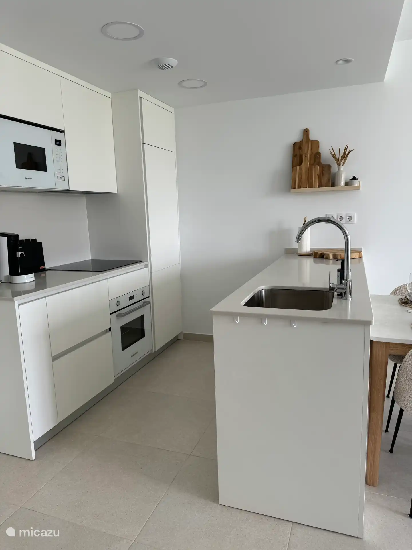 Isla de cocina con cocina totalmente equipada