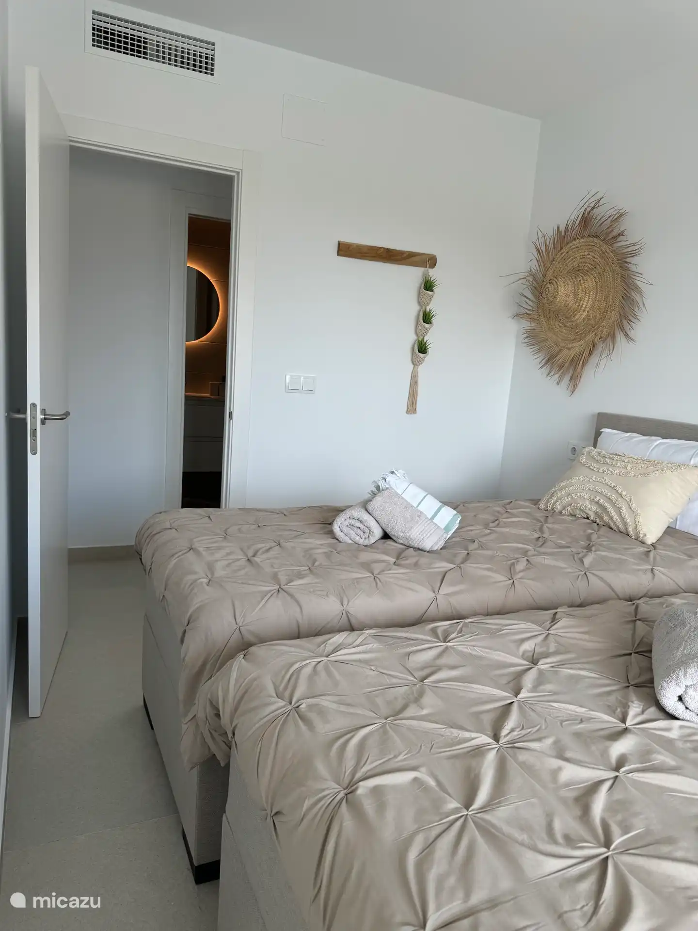 Dormitorio de invitados en ambiente ibicenco 