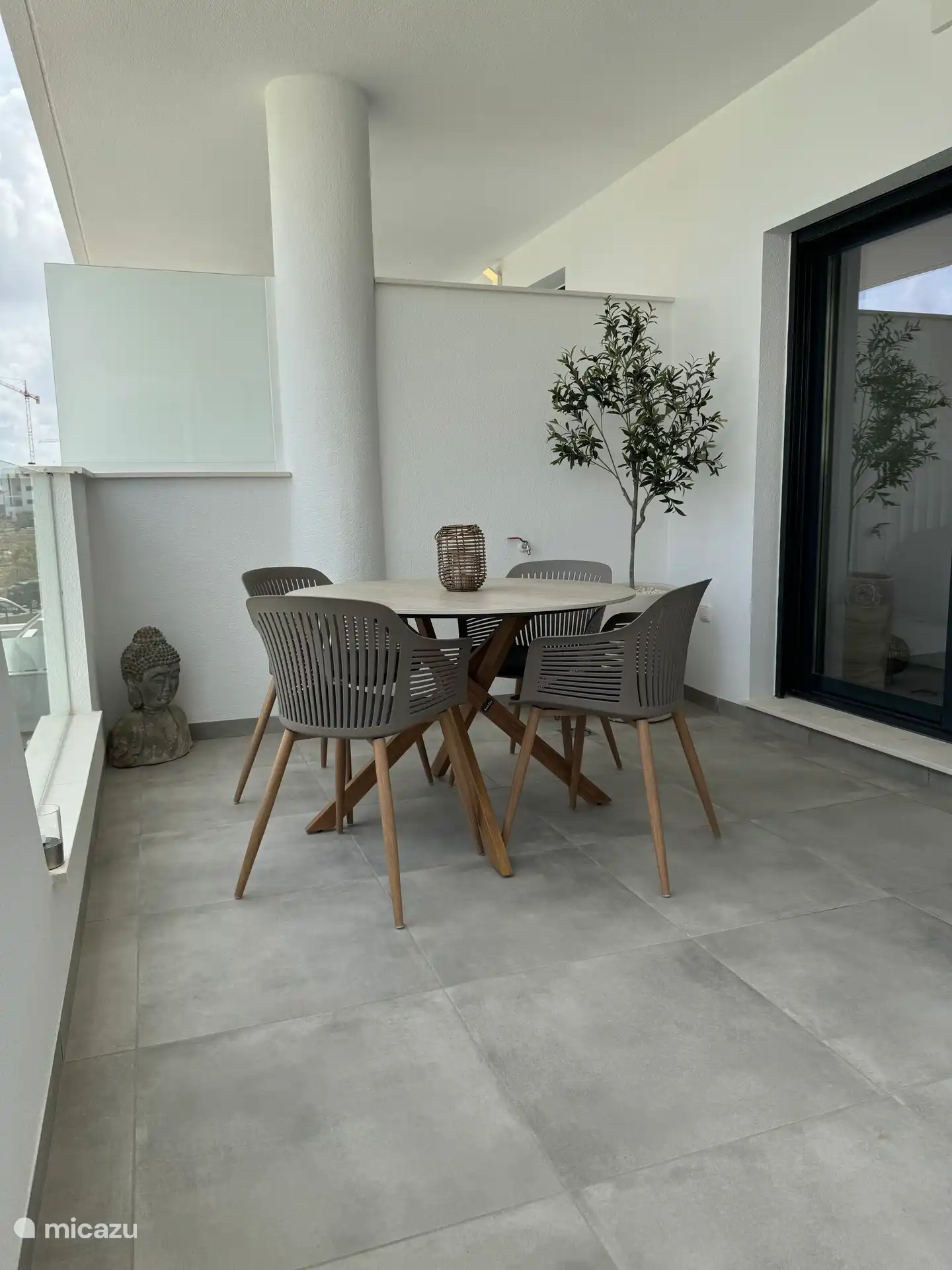 Encantador rincón boho en la terraza para disfrutar de buenas comidas y momentos de convivencia, con vistas a las piscinas