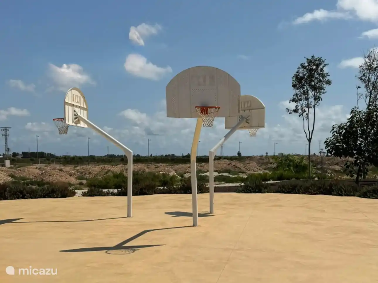 Para los entusiastas del deporte, hay varias actividades gratuitas para hacer, como fútbol, baloncesto, ping-pong, petanca, voleibol de playa, entrenamiento al aire libre, etc ...