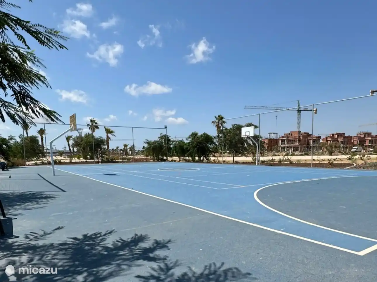 Primero un esfuerzo en los campos deportivos, luego relájese en el complejo de Levansur o encuentre un refrigerio en el hermoso lago. Algo para todos...