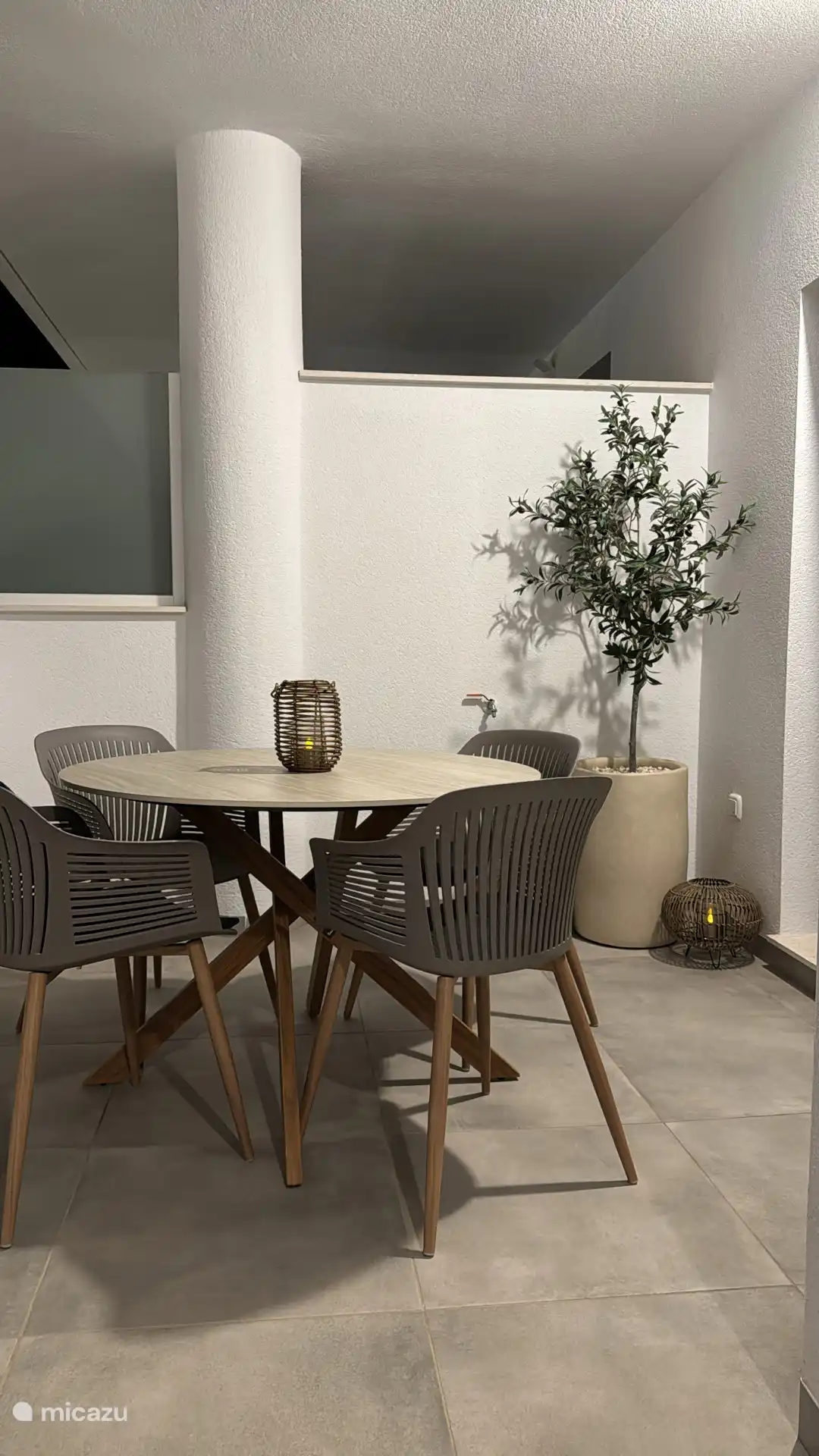 Convivencia por la noche en la terraza