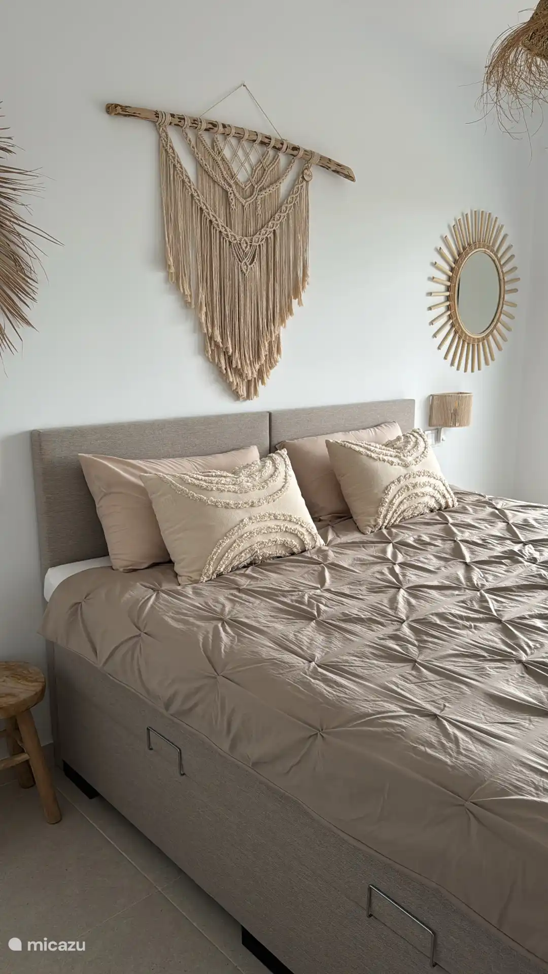 Los somieres de 90x200 se pueden colocar al lado o separados. Cuando se unen, forman una cama king-size en toda regla. Al hacer la reserva, indique si las camas deben cubrirse por separado o por separado.