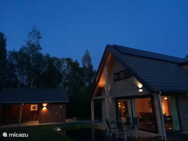 Belle maison de vacances Appelscha  | Pays-Bas, Frise, Appelscha - maison de vacances La maison s’est éclairée de lumières chaleureuses le soir.