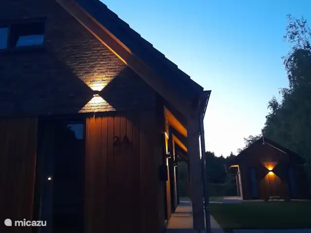 Belle maison de vacances Appelscha  | Pays-Bas, Frise, Appelscha - maison de vacances Photo avec des lumières autour de la maison. Douillet!!