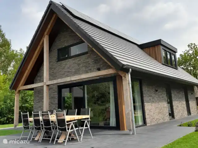Belle maison de vacances Appelscha  | Pays-Bas, Frise, Appelscha - maison de vacances Notre nouvelle table de jardin. Merveilleux de rester ici sur la terrasse.