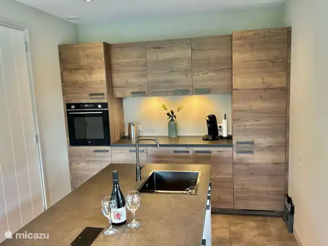 Belle maison de vacances Appelscha  | Pays-Bas, Frise, Appelscha - maison de vacances Cuisine ouverte avec îlot de cuisson.