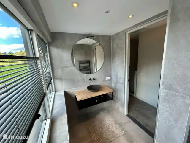 Belle maison de vacances Appelscha  | Pays-Bas, Frise, Appelscha - maison de vacances Salle de bain à l’étage.