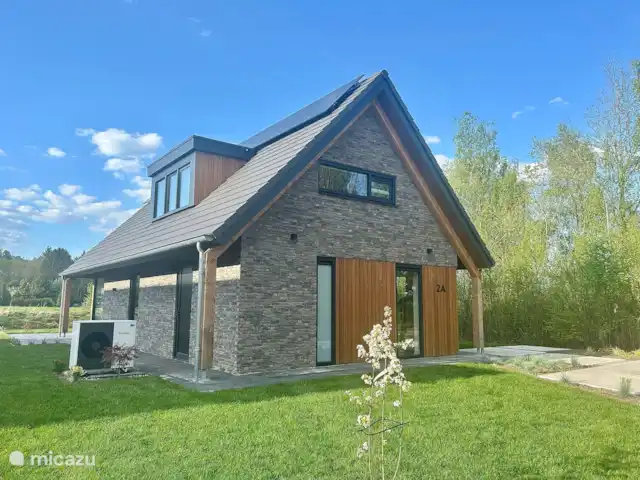 Belle maison de vacances Appelscha  | Pays-Bas, Frise, Appelscha - maison de vacances Vue de face de la maison avec jardin