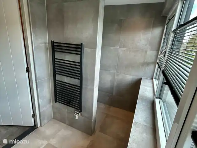 Belle maison de vacances Appelscha  | Pays-Bas, Frise, Appelscha - maison de vacances Salle de bain à l’étage.