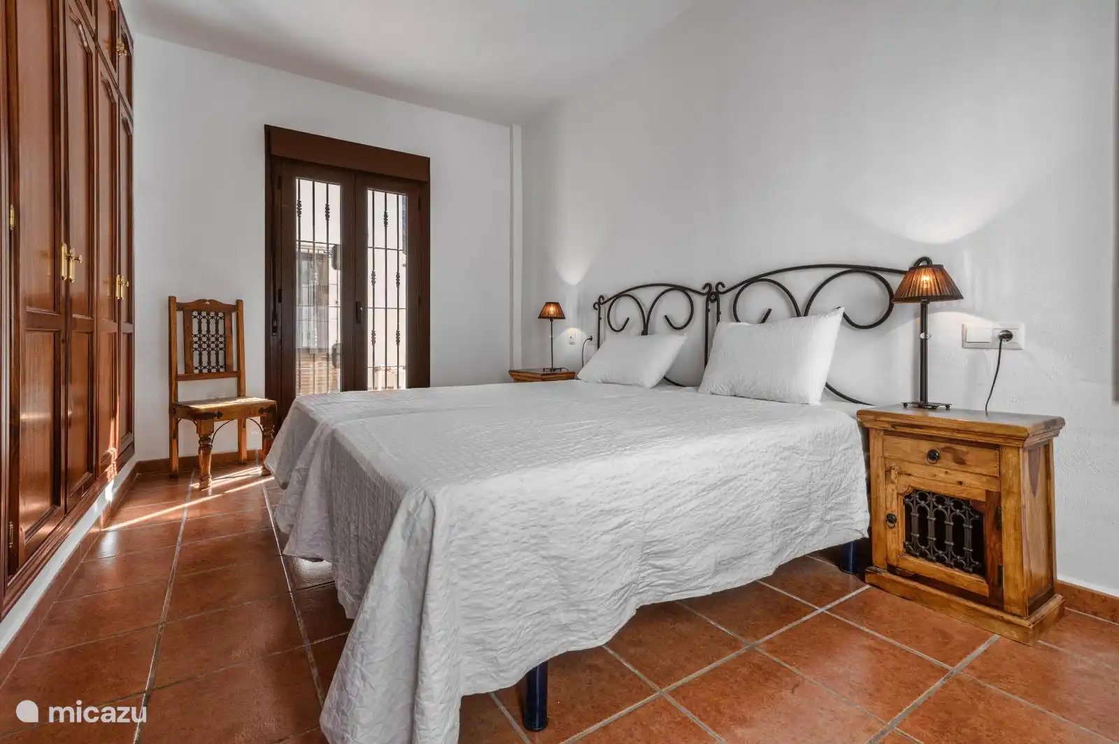 Bedroom 2 with 2 single beds