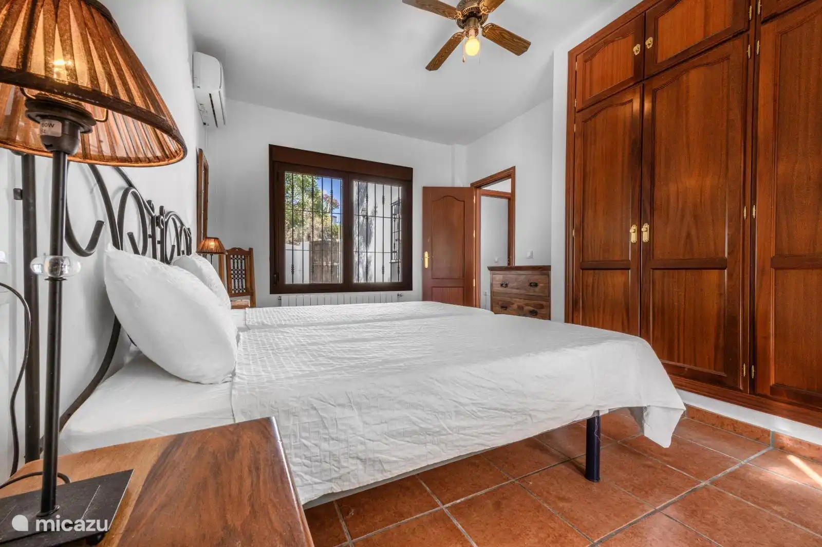 Bedroom 2 with 2 single beds