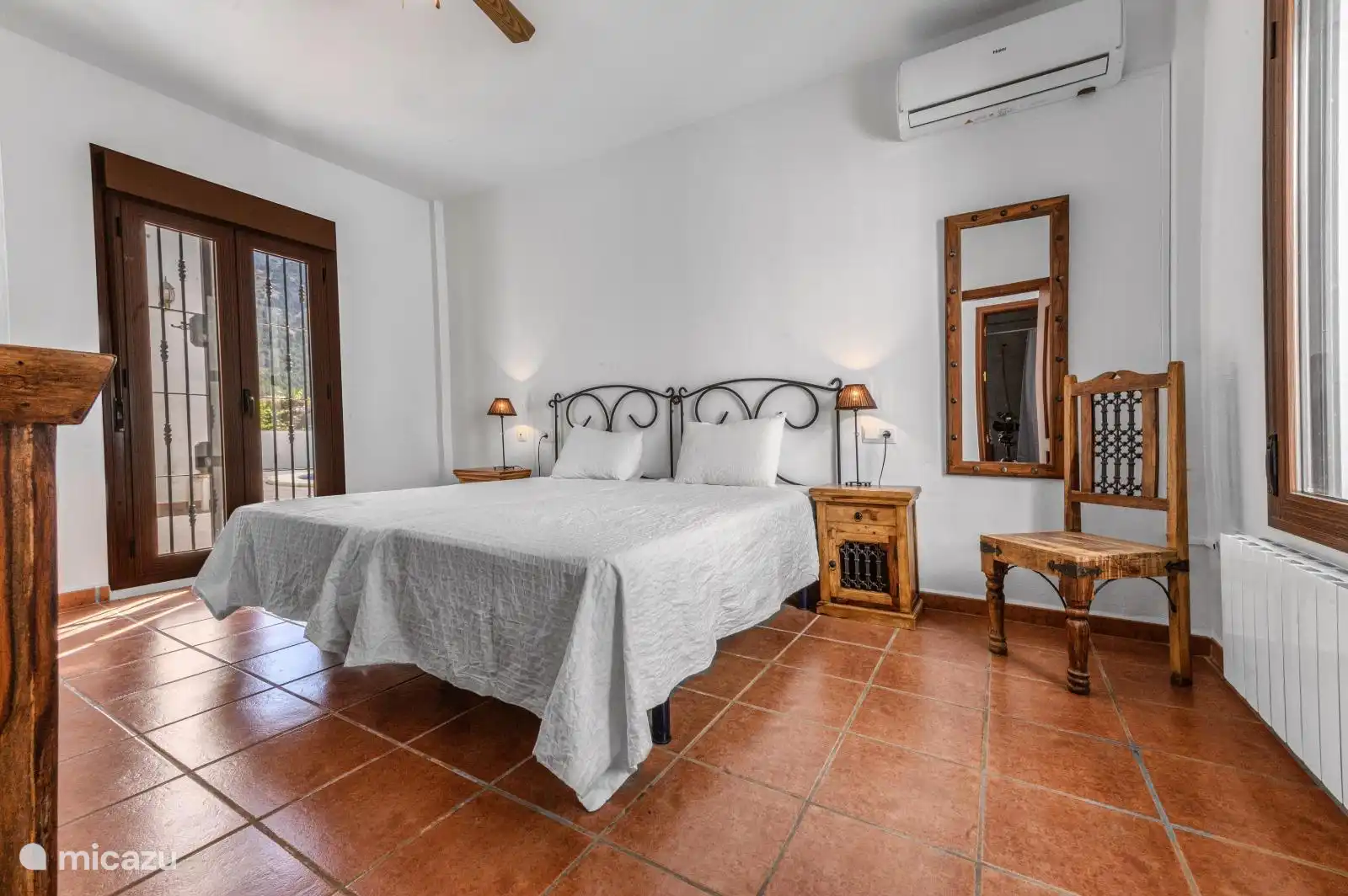 Bedroom 2 with 2 single beds