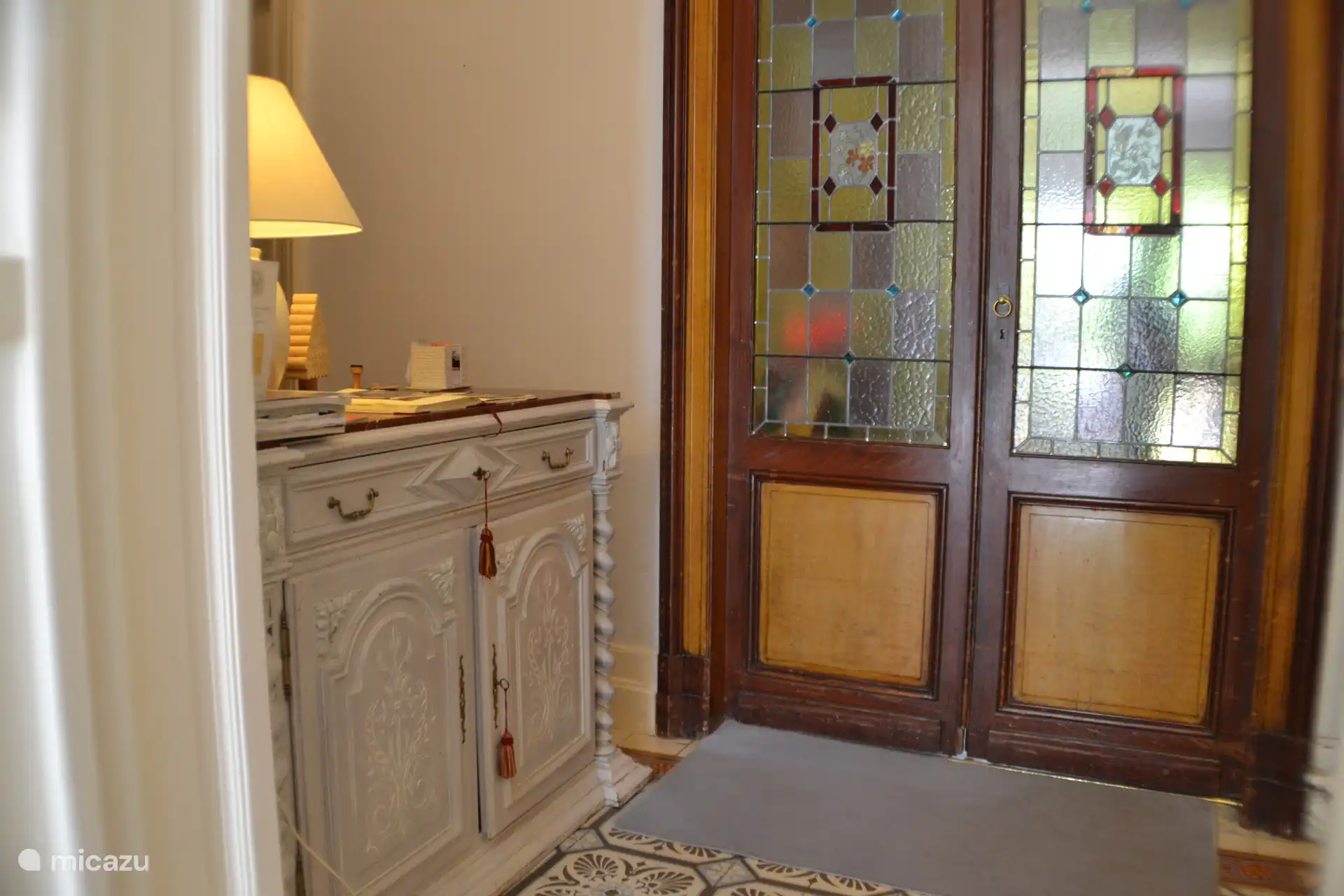 Zuhause, wir wohnen direkt hinter den Buntglastüren