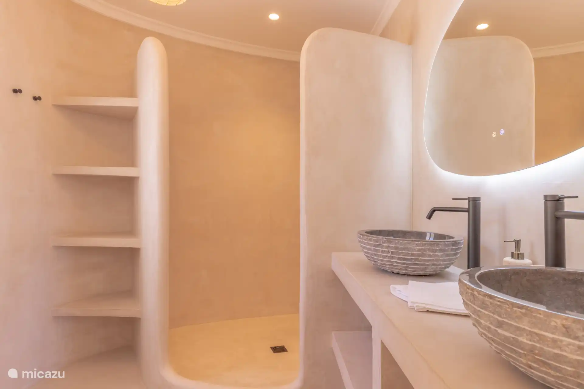 Badezimmer im Hauptschlafzimmer