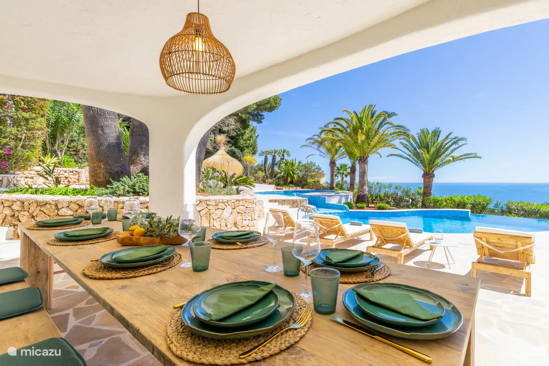 Gemütliches Essen unter der Naya mit Blick auf das Meer