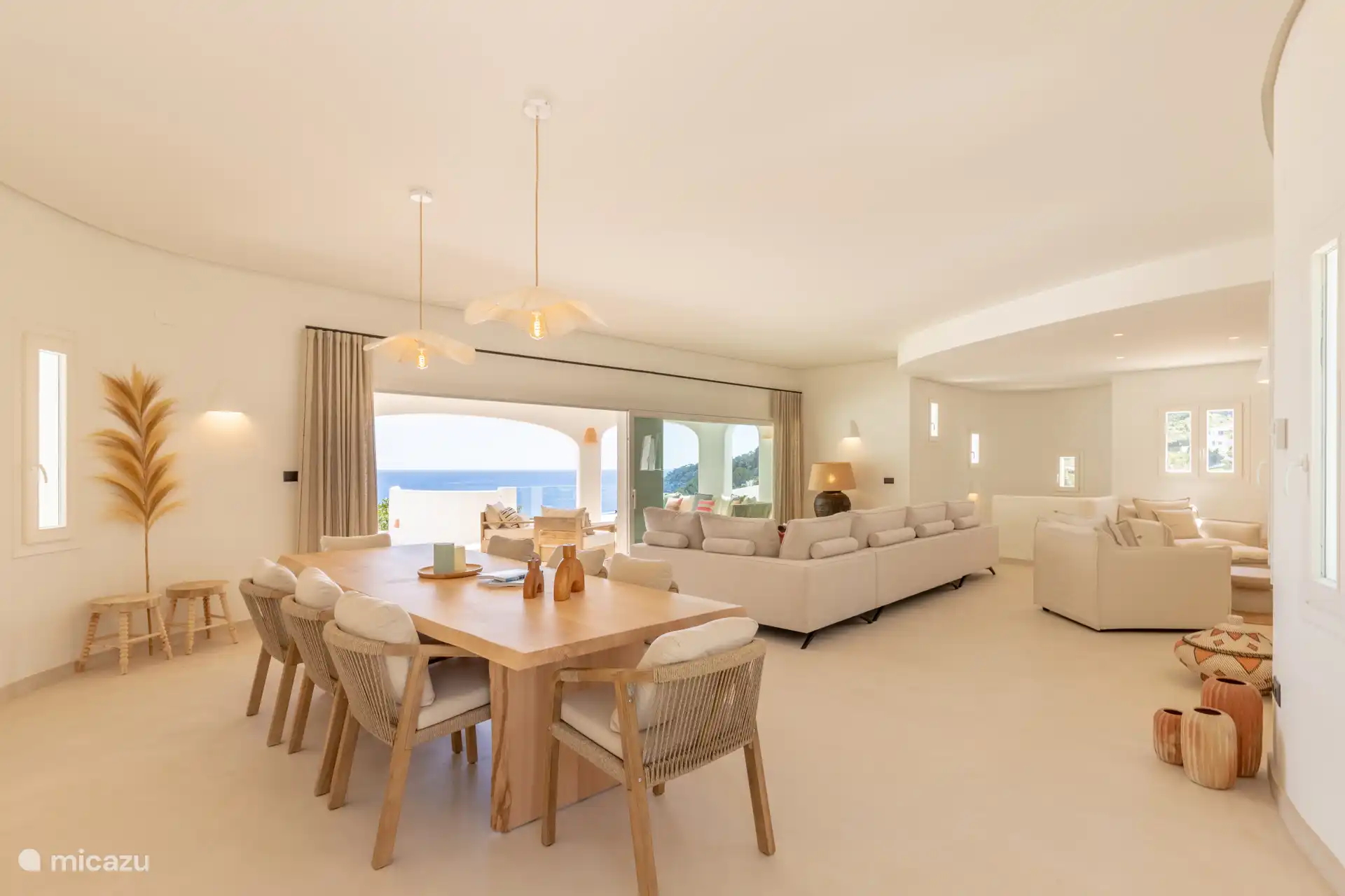 Wohnzimmer mit Lounge, TV-Ecke und Esstisch