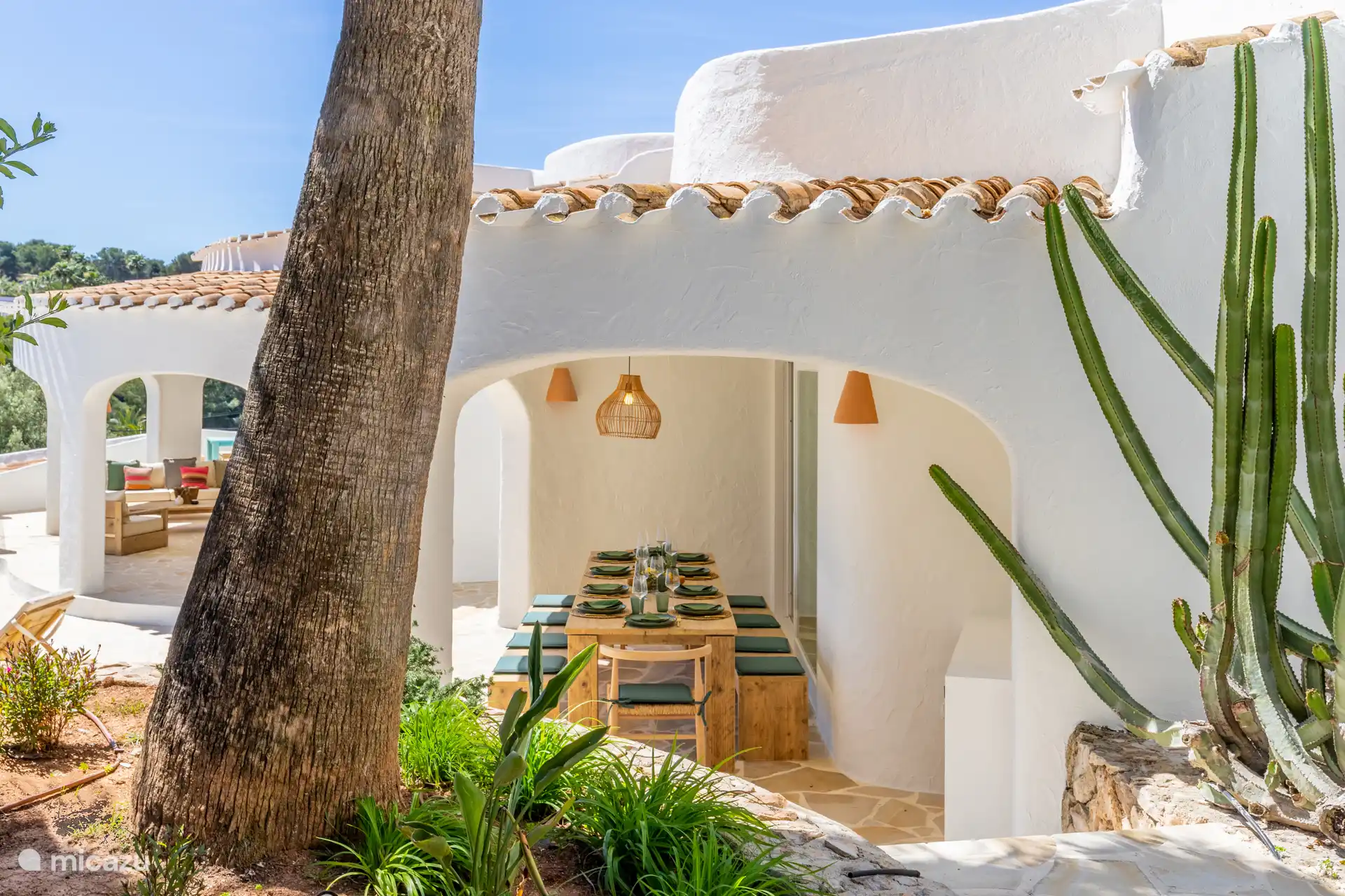 Blick auf den gemütlichen Essbereich unter der Naya.