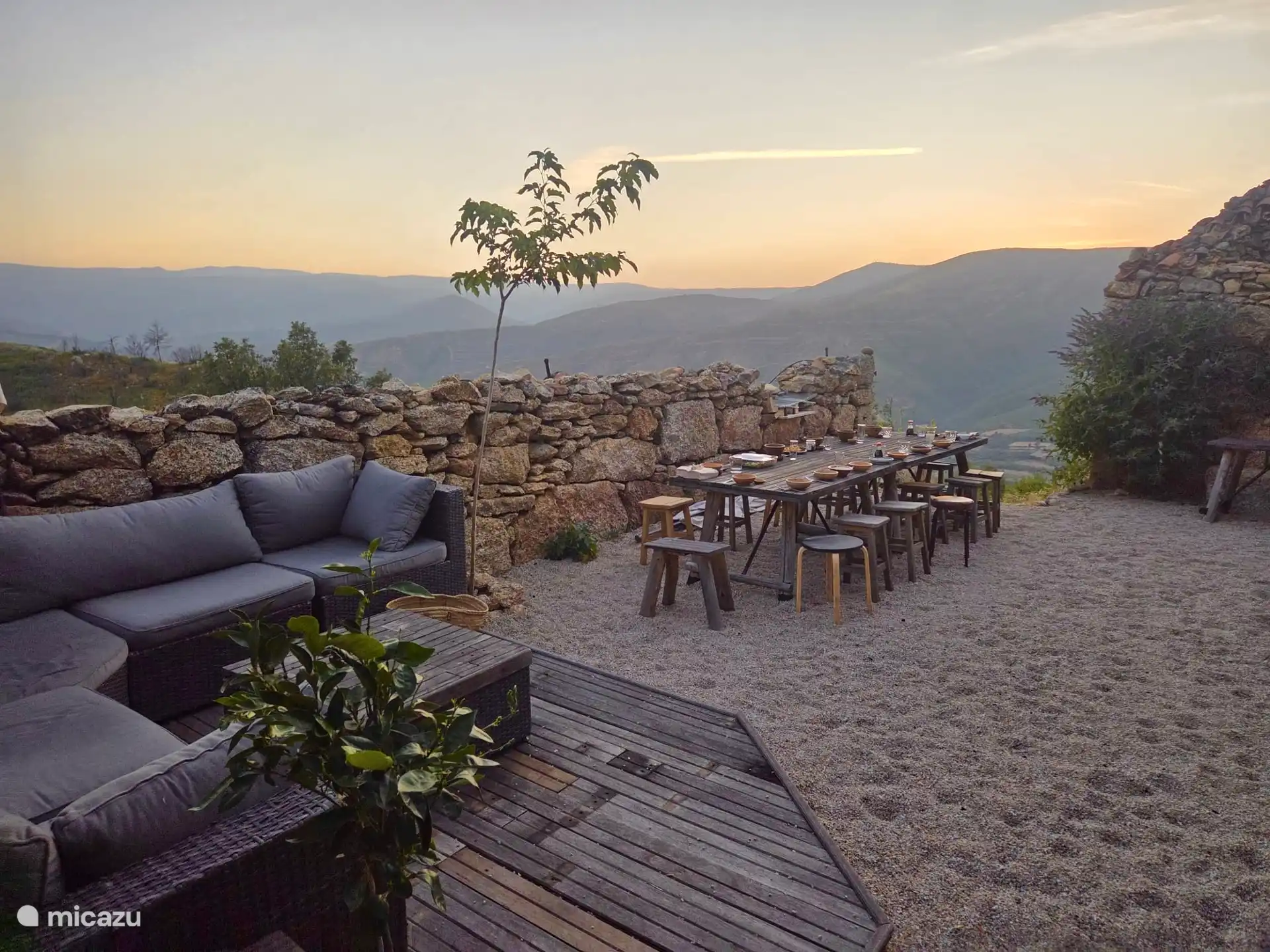 Terrasse und Blick aus dem Haus