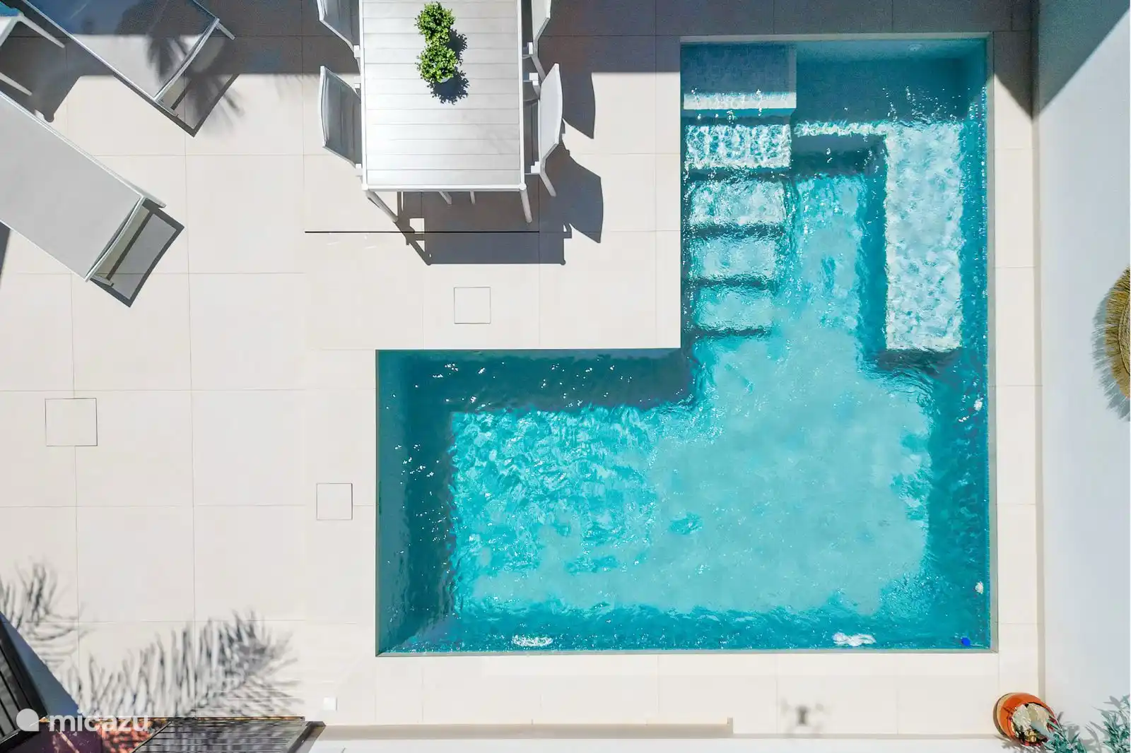 Terraza con vista a la parte superior de la piscina
