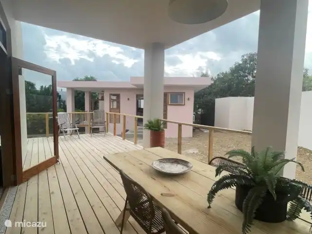 Toko Ti | Curaçao, Banda Ariba (est), Brakkeput Abou - maison de vacances Véranda avec une grande table à manger autour de la maison