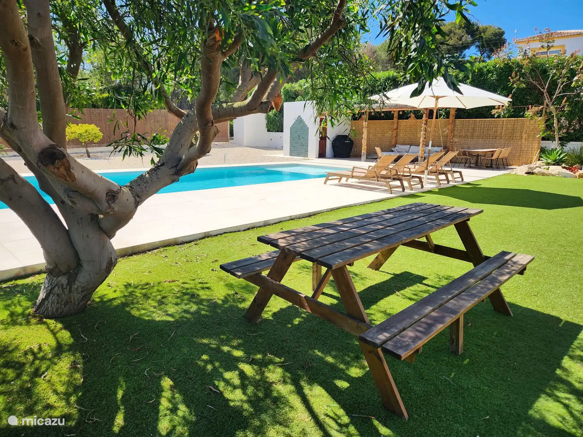 Table de pique-sur gazon artificiel