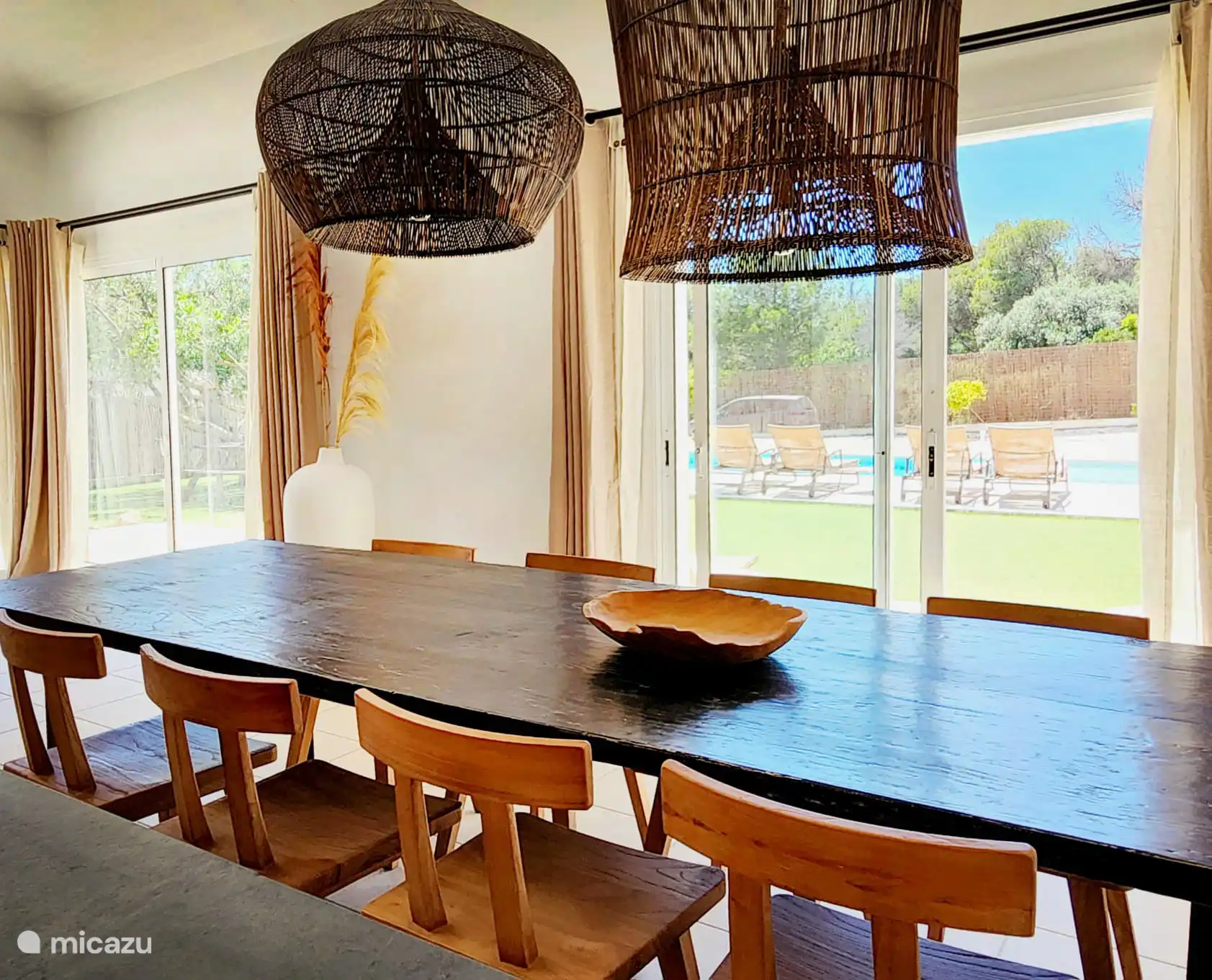 Table à manger avec vue sur le jardin