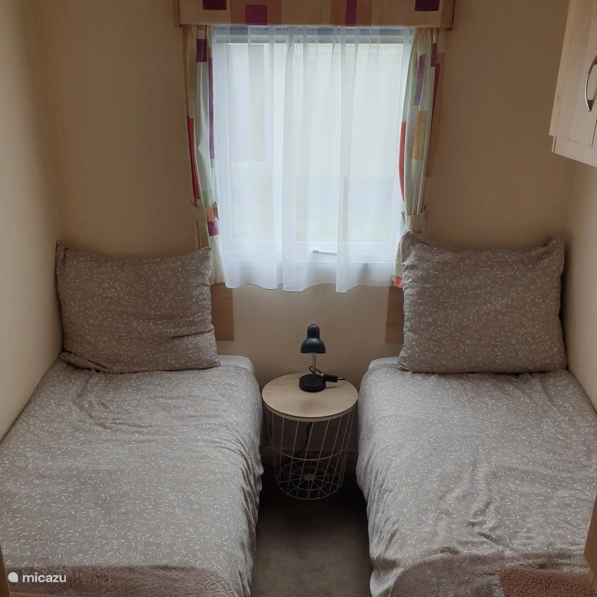 2 single beds (90x200), with ample storage space 