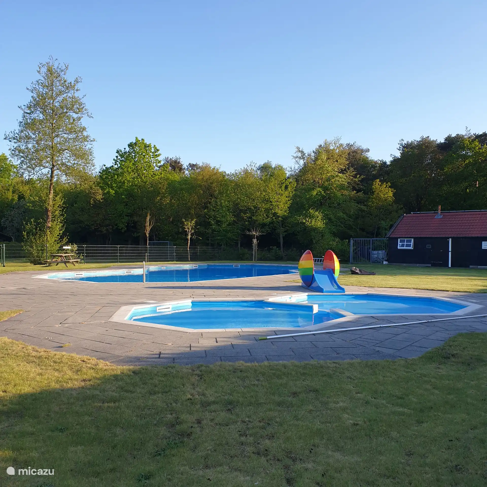 Fenced swimming pool, on the park. 50 meters approximately away from the chalet