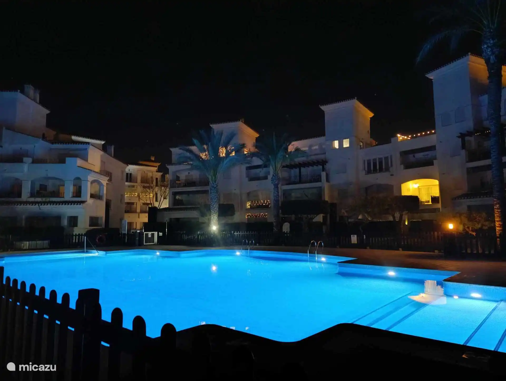 piscine la nuit à l’appartement