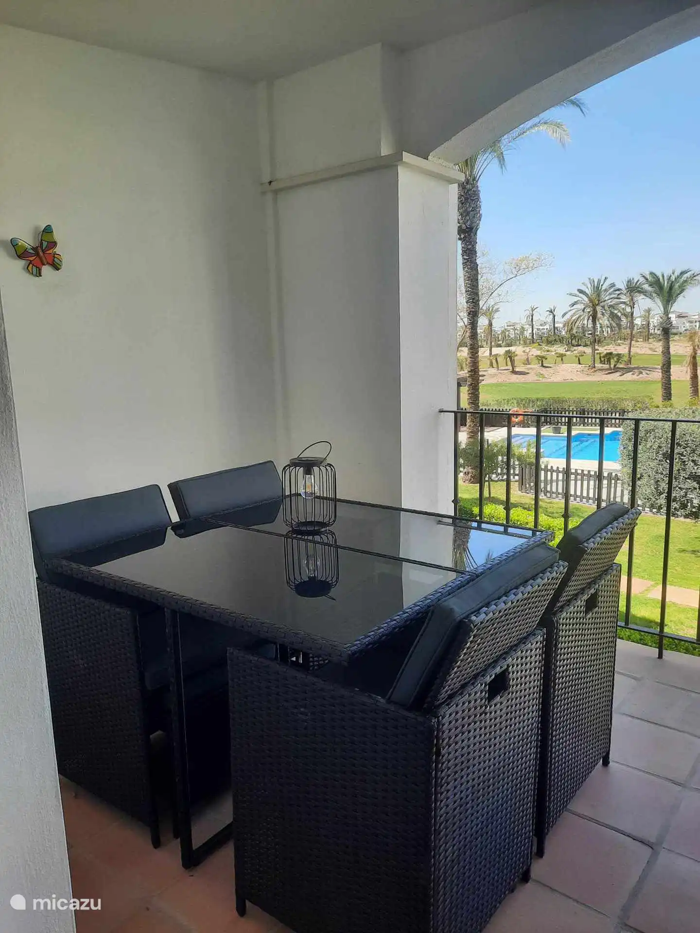 Table à manger avec 4 chaises et 4 tabourets d’accompagnement