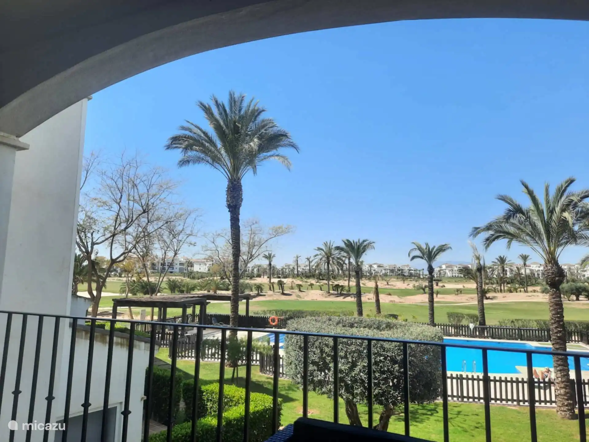 Terrasse avec vue magnifique sur la piscine et le terrain de golf