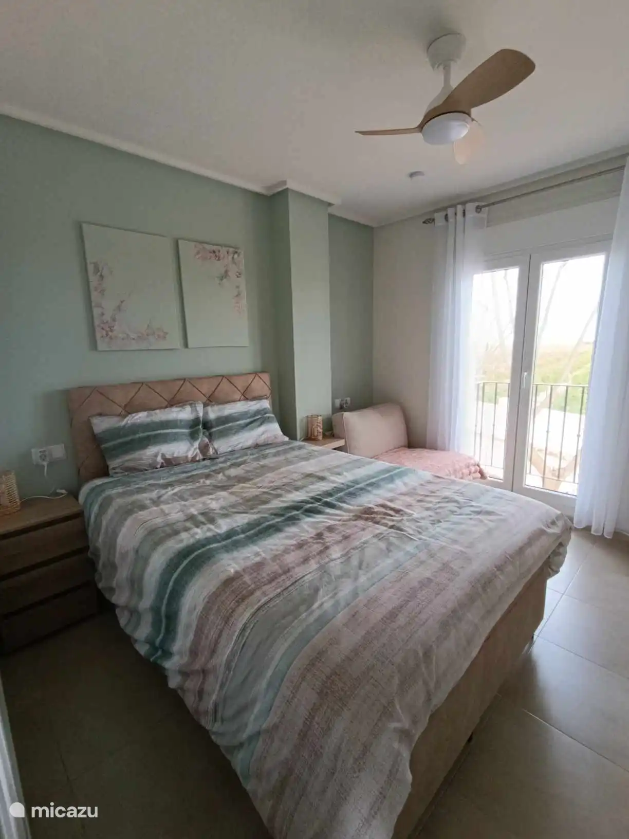 Chambre avec double Springbox 140 et canapé-lit 1 personne