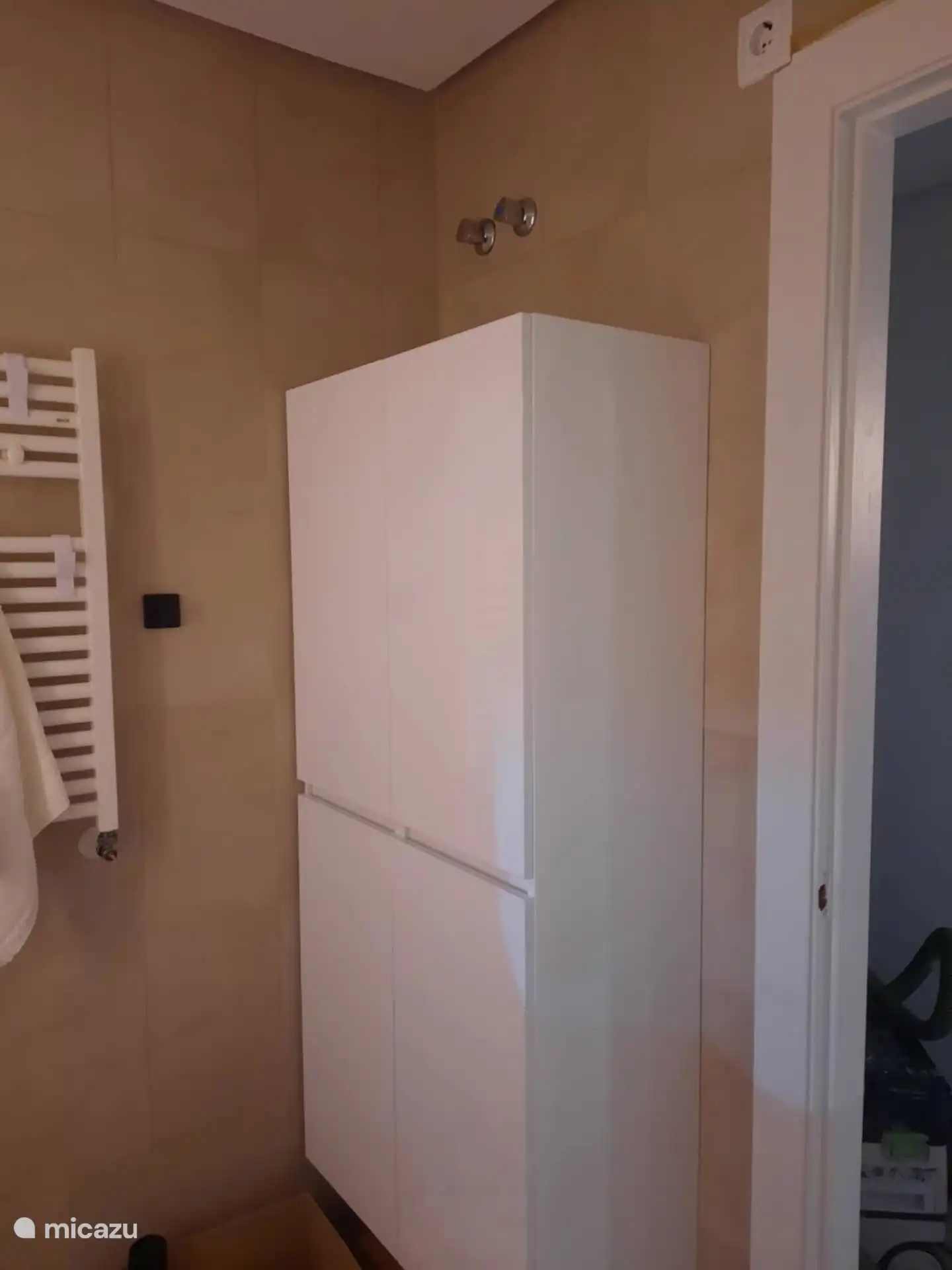 armoire de rangement dans la salle de bain