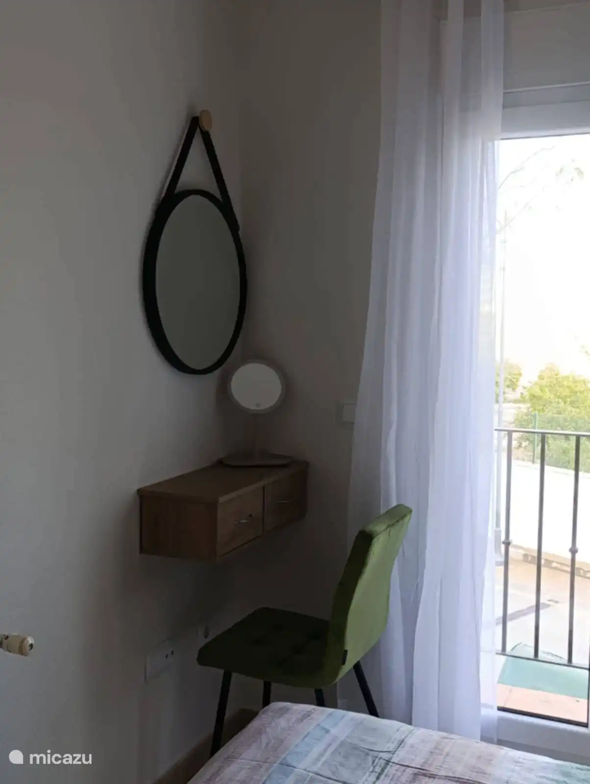 Table de maquillage avec sèche-cheveux