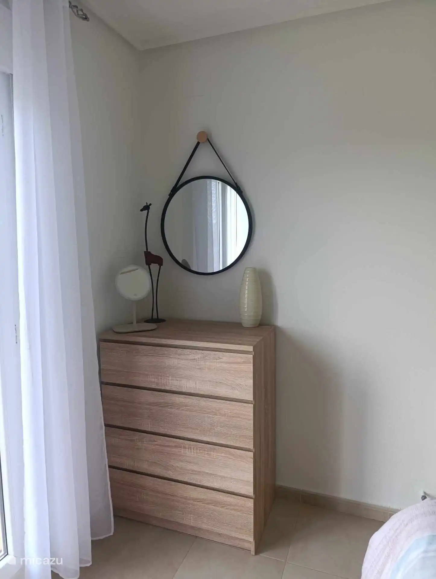 Armoire de maquillage avec sèche-cheveux