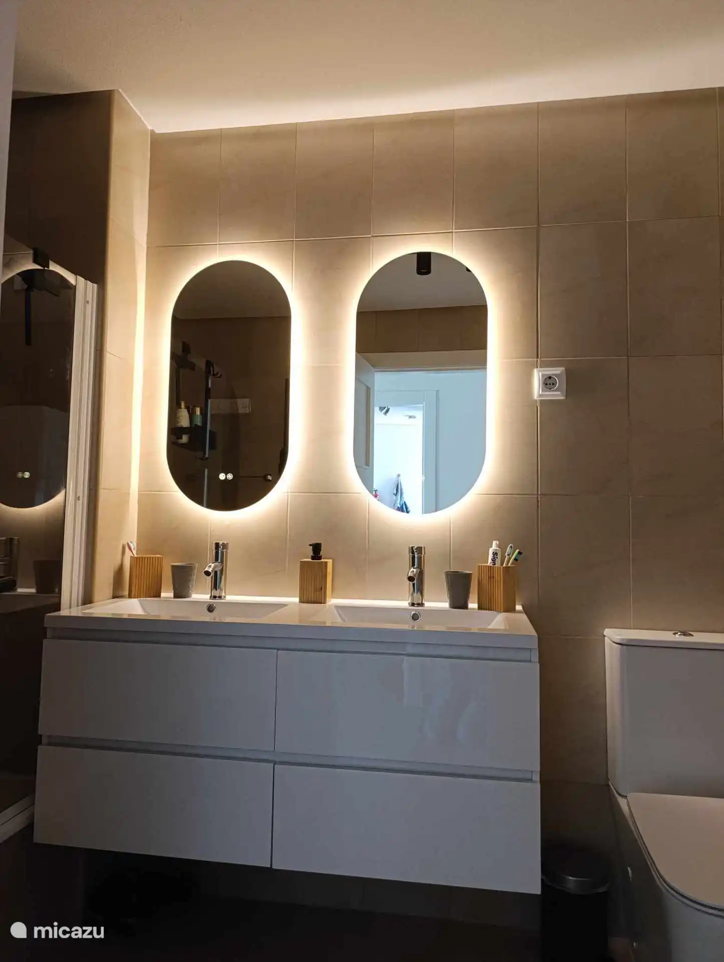 Salle de bain avec double vasque et miroirs chauffants