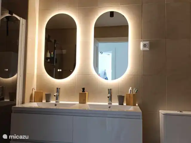 Location de Vacances Espagne, Costa Cálida, Roldan, appartement - Casa de la Tia Salle de bain avec double vasque et miroirs chauffants