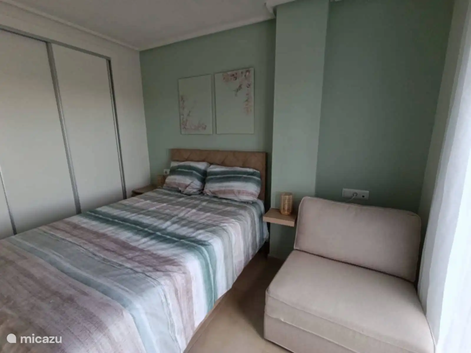 Chaque chambre dispose d’une armoire intégrée avec beaucoup d’espace de rangement