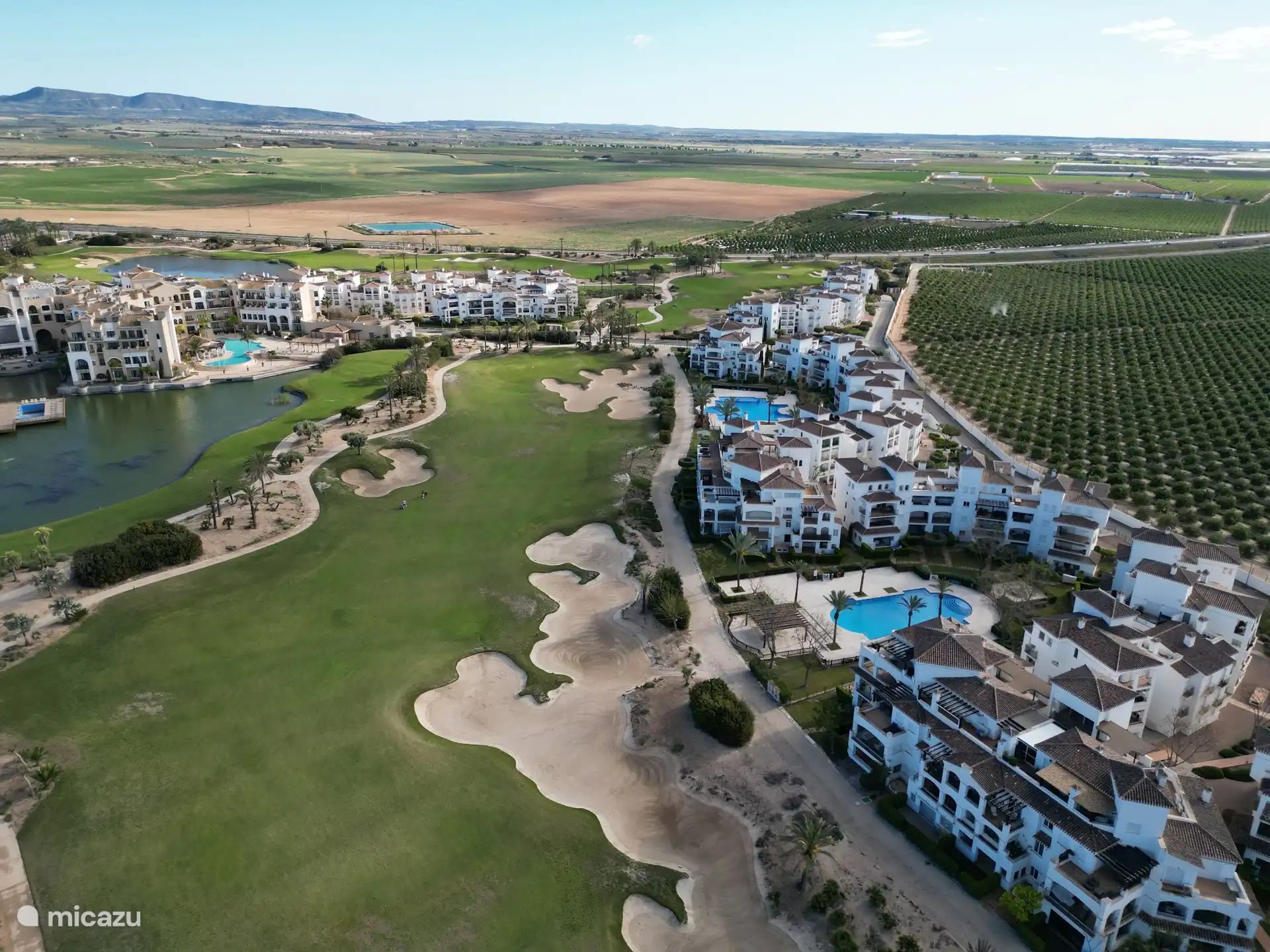 Terrain de golf et appartements