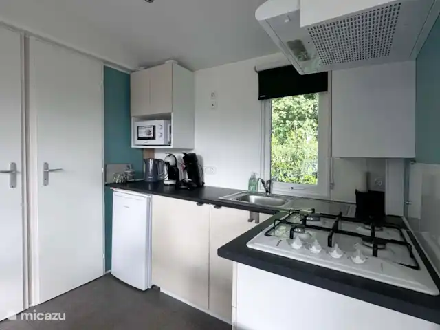Location de Vacances Pays-Bas, Overijssel, Lattrop, chalet - Chalet attrayant pour toute la famille La cuisine privée est entièrement équipée avec une cuisinière à gaz et un réfrigérateur-congélateur. Un four micro-ondes est également disponible. En outre, il y a une bouilloire et deux machines à café : une Espresso et une